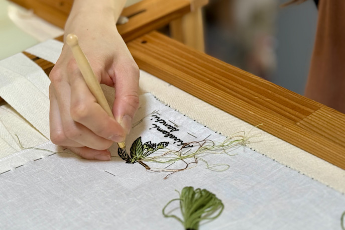 （生地の裏側から刺繍を行う