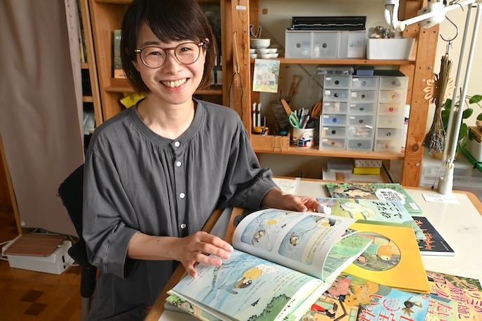 生まれ育った秋田で描く。暮らしの中から生まれる不思議な生き物たちの物語