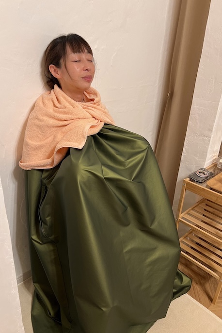 &On菊地まいさんよもぎ蒸しの風景